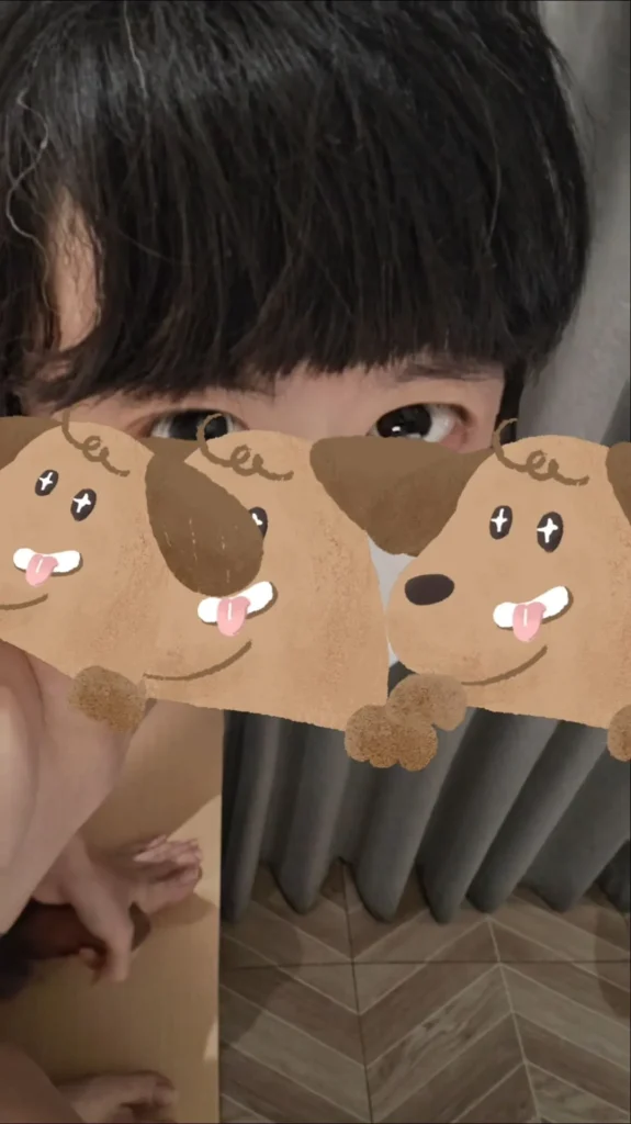 純淨無邪小弟弟寫真，狗狗貼圖營造可愛氛圍