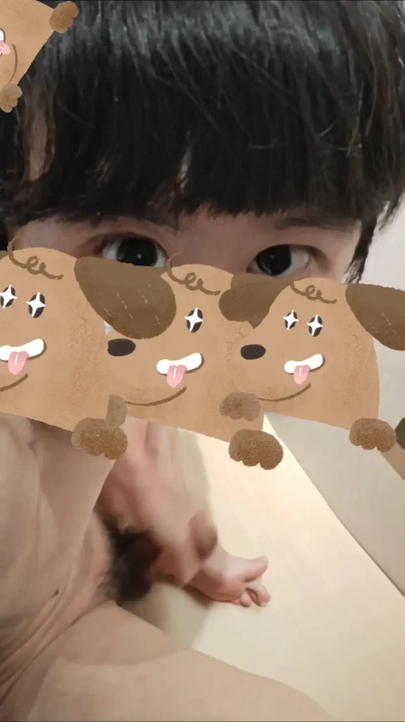 溫潤氣質稚嫩小弟弟，呆萌狗狗貼圖襯托少年感